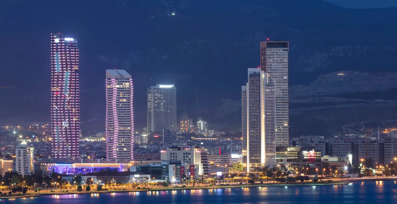 İzmir Bayraklı modern şehir manzarası ve kıyı görünümü