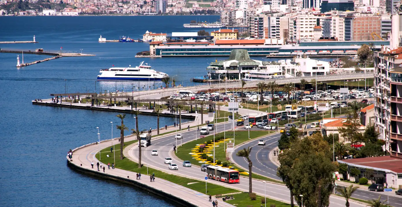 İzmir Konak şehir merkezi kıyı şeridi manzarası