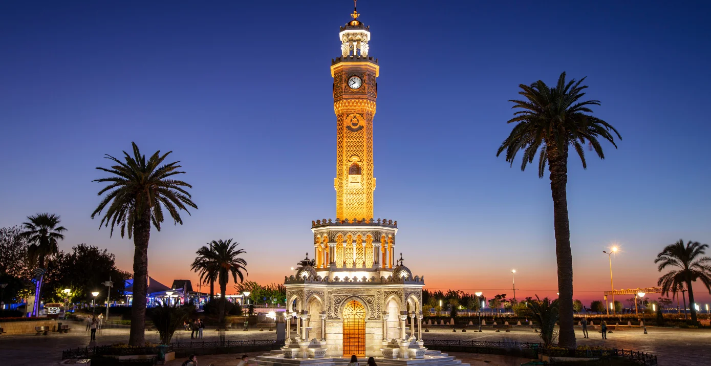 İzmir Saat Kulesi ve Konak Meydanı şehir merkezi